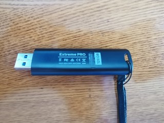 闪迪 USB3.2至尊超极速固态 U 盘 CZ880，读速高达 420MB/s,写 380MB/s，让你的数据传输更高效!