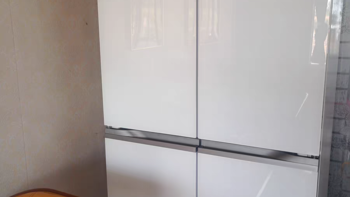 美兹502L白色玻璃超薄十字四门零嵌入式冰箱：一级风冷无霜，引领家居新潮流