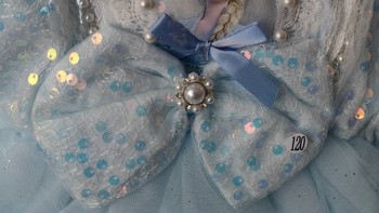 闺女马上两岁啦，给娃买的爱莎公主裙。
