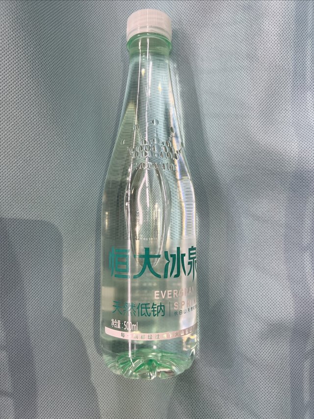 恒大冰泉长白山饮用天然低钠矿泉水，还是正宗的