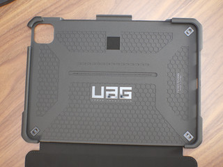 iPad保护壳分两种，UAG和其它：