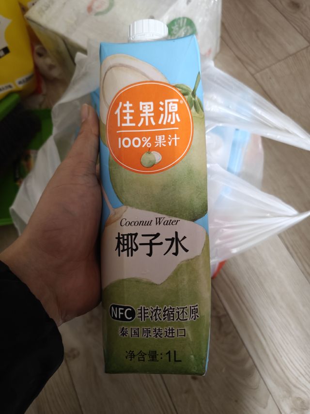 不到8块一升的椰子水