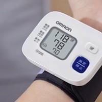 欧姆龙OMRON手腕式电子血压计——轻巧便携，随时监测健康