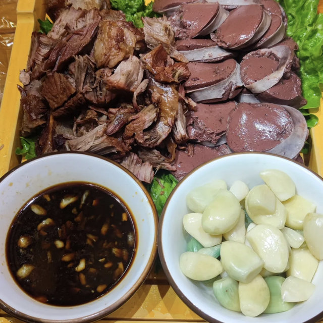 这蒜泥配上东北特色血肠，太美味了！