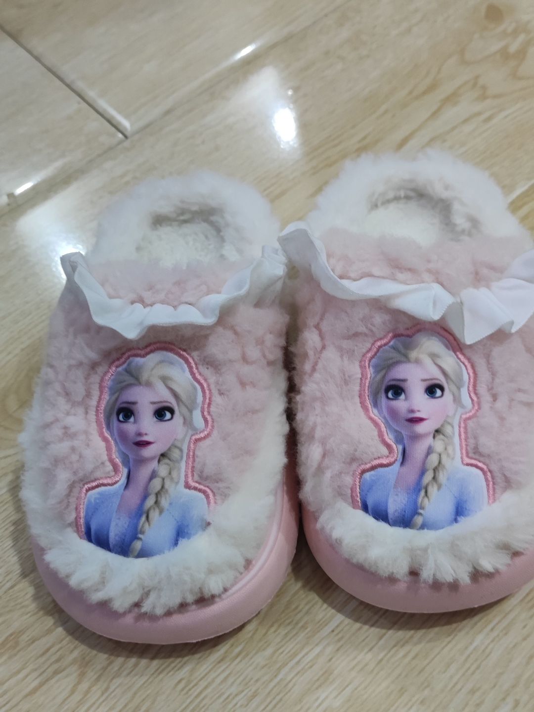 可爱又保暖的艾莎拖鞋
