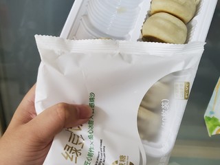 这个九度七绿豆饼，皮薄馅足真好吃