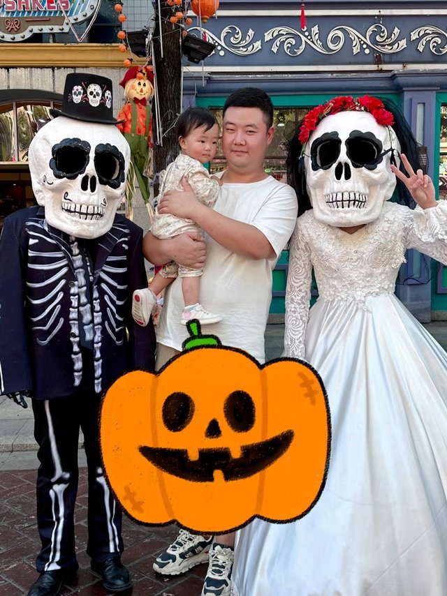  给宝宝穿上了新买的泰兰尼斯