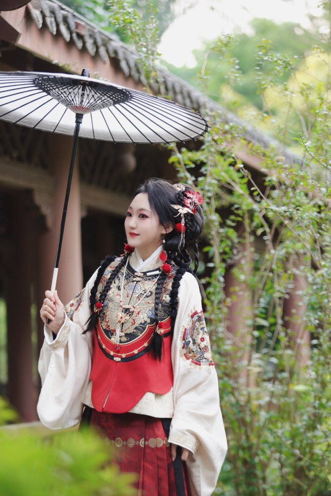 穿上龙年贺岁汉服感受传统新年氛围