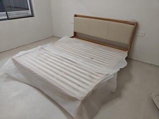 纠结了好久，最后选了京东京造的实木床，质感不错