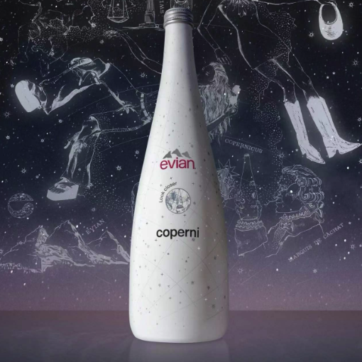 依云 x Coperni推出限量版玻璃瓶装水