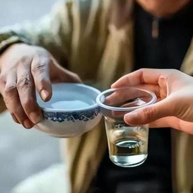 江苏一六旬大爷，喝酒30年，晒出“藏酒单”并直言：都是好货