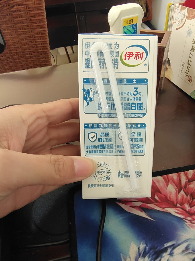 一杯伊利纯牛奶让你的身体健康倍儿棒