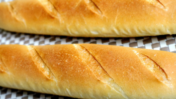 教你法国长棍面包 加热技巧让口感就像刚出炉，千万别冰冷藏