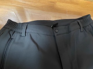 拓路者的软壳裤柔软舒适的面料，细致的做工，绝不会粘毛或起球