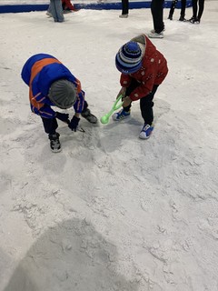 南方的孩子真惨，只能在室内玩一玩雪