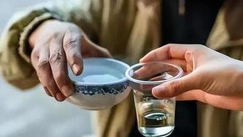 广东老板晒珍藏“酒柜”，不见“茅五剑”，反而是3款酒引发热议