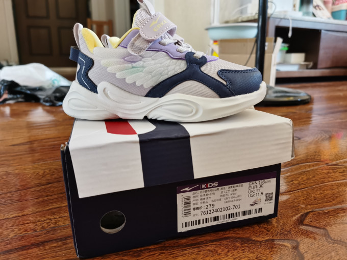 母婴童装篇六时尚舒适鸿星尔克童鞋引领儿童鞋类潮流