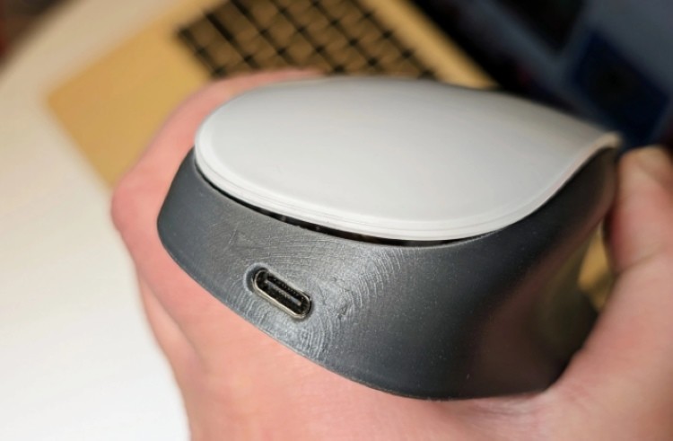 DIY丨苹果妙控鼠标改前置 USB-C 接口，还有3D打印定制外壳