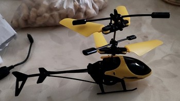 耐摔可充电遥控直升飞机：儿童生日礼物的新潮流