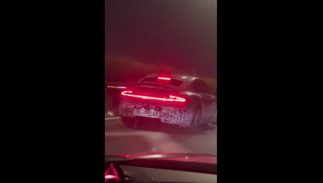 小米汽车 SU7 路测视频曝光:尾翼呈升起状态,中段提速有点猛