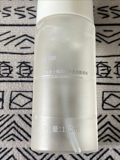 一款适合冬季使用的补水控油氨基酸洗面奶。