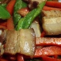 「胡萝卜炒三层肉」美味可口，健康营养！