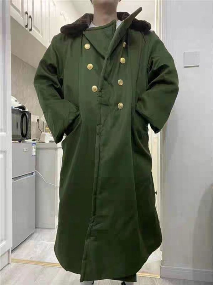 更重要的是,军大衣的颜色非常耐脏,同时价格便宜,坏了也