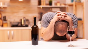 使用技巧 篇二十五：红酒之谜：揭开红酒引发头痛的科学之谜