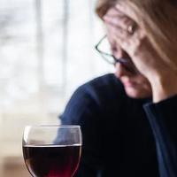 为什么有些人喝红葡萄酒后会头痛？最新研究发现给出的解释是这样的...