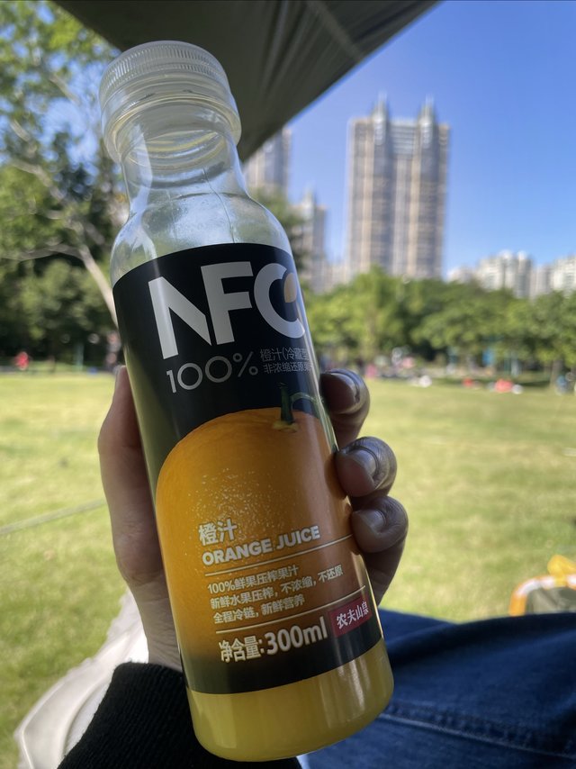 NFC橙汁有这么好喝吗？娃一个人干了一瓶