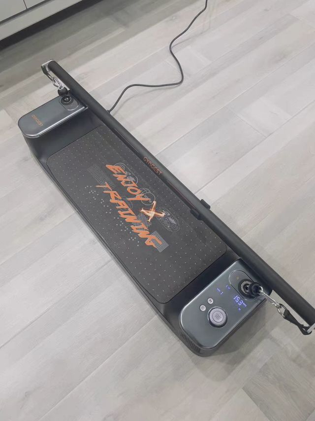 Gymgest鲸健力量站是一款家庭智能健身器材，提供全面的运动健身解决方案。