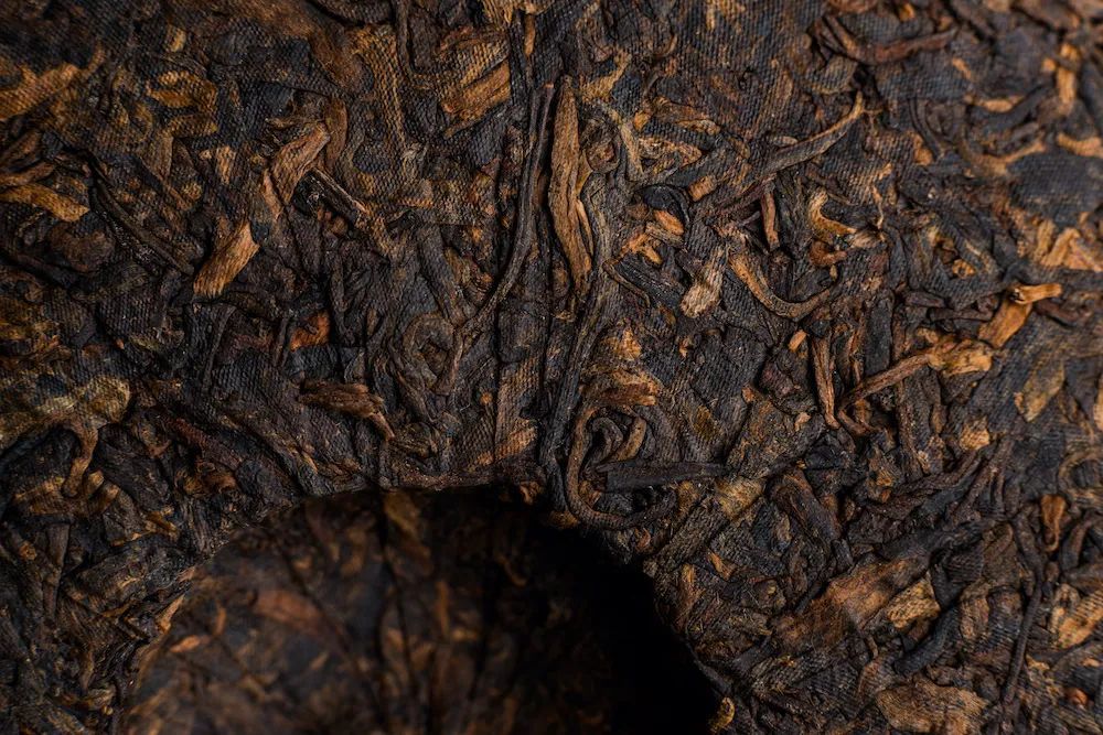 乌黑油亮的黑茶 ©摄图网
