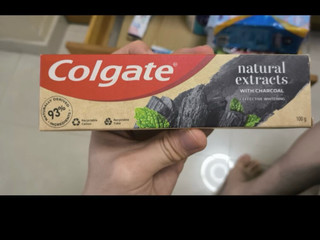 高露洁（Colgate）天然竹子活炭清新口气竹炭美白牙膏