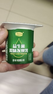 有益肠道美味可口的君乐宝酸奶