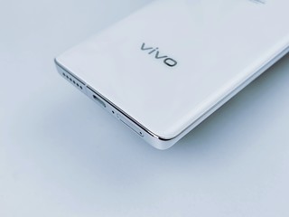 vivo X100 白月光图赏，全新的月环云阶搭配洁白的后壳设计，真的好看！