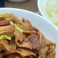 笋干烧肉：来自大自然的美味，口感鲜嫩无比！| 美食文化