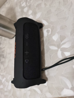 这JBL音响真是用心做工，手感超赞的，而且还能和app连接，挺方便的。