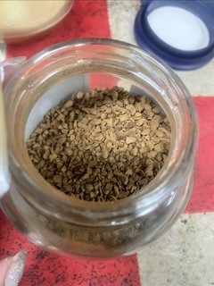 这个速溶咖啡，看上去有点像晒干的泥块碎碎