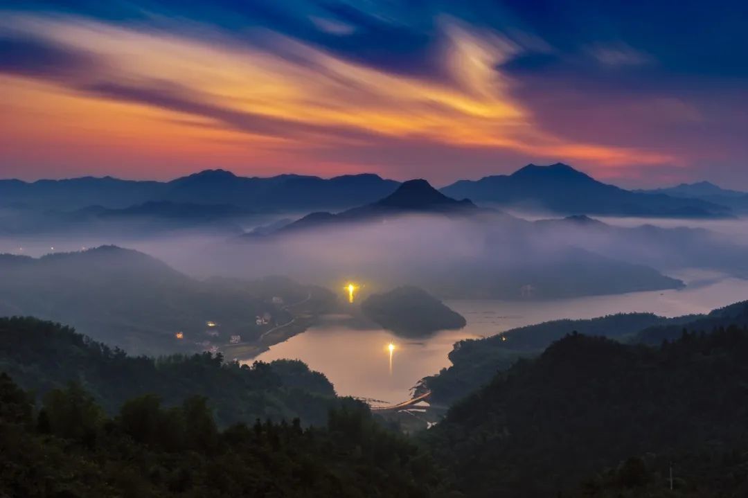 旅遊指北針篇一百六十四遍山紅楓滿地銀杏穿越華東最美的