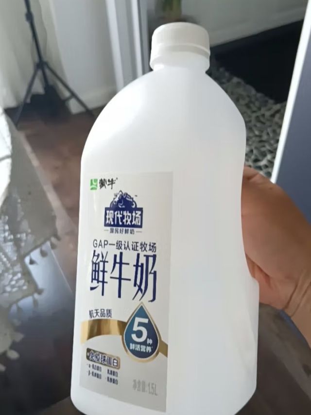 蒙牛现代牧场鲜牛奶。