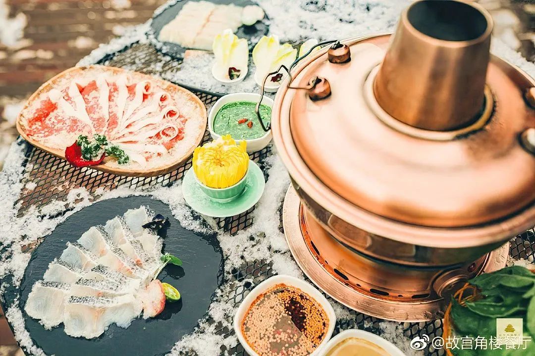 故宫角楼餐厅曾在2019年推出菊花暖锅，在初雪的宫中品尝火锅也是一种别样的体验 ©故宫角楼餐厅