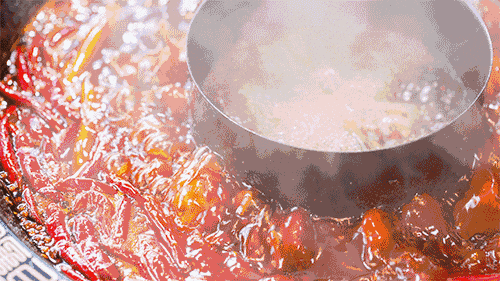 正宗的四川鸳鸯锅，是红汤包围着一小方清汤 ©图源网络
