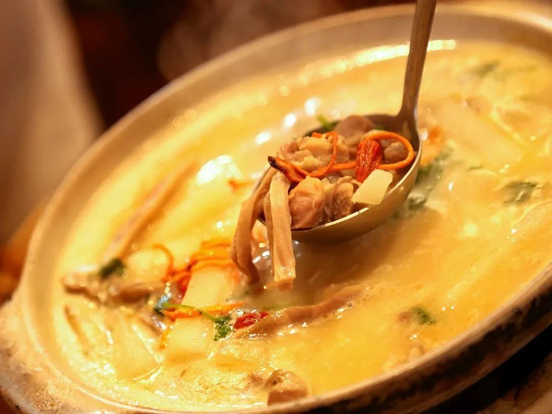猪肚鸡火锅最精华的便是这锅乳白色的汤 ©图虫创意