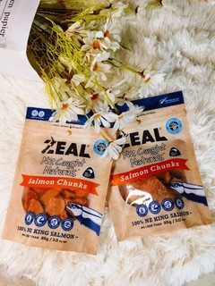 ZEAL新西兰进口鱼猫饼是一款非常受欢迎的宠物零食。