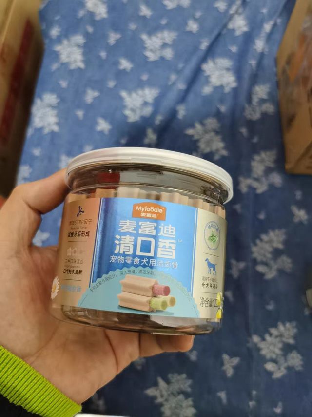 麦富迪的清口香狗狗零食磨牙棒是一款适合小型犬和泰迪幼犬的洁齿骨产品。