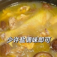 「土鸡汤，这碗汤真的香爆了」- 品味鲜美鸡汤，感受浓郁滋味！