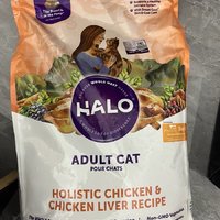 Halo自然光环的纯鲜肉克软便肠胃养护健肤美毛成猫粮是一款针对成年猫咪的优质猫粮。