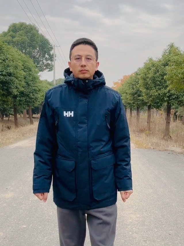 Helly-Hansen 男式 Reine 派克大衣上身效果