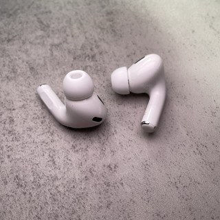 AirPods Pro (第二代) - 配 MagSafe 充电盒 (USB‑C)