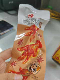 它以鸡爪为主要原料，经过卤制和虎皮工艺处理，口感香糯，肉质鲜嫩，香辣可口，非常适合休闲解馋